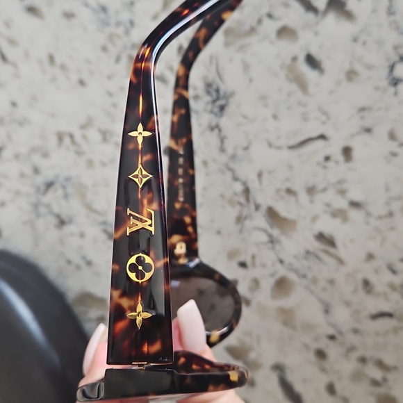 Louis Vuitton Tortoise Shell Sunglasses - Picture 6 of 9